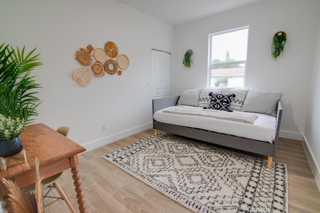 Private Cottage - King Beds, Brand New, Near Beach, Golfing, Shopping & Restaurants Lake Worth Beach Exterior photo