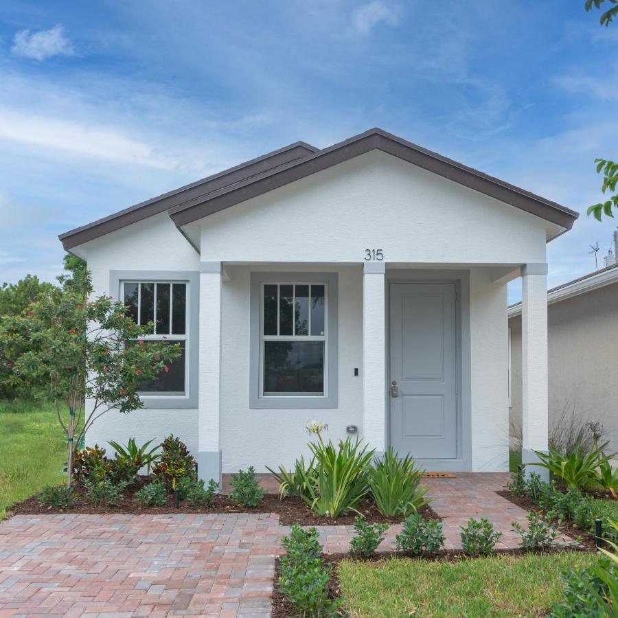 Private Cottage - King Beds, Brand New, Near Beach, Golfing, Shopping & Restaurants Lake Worth Beach Exterior photo